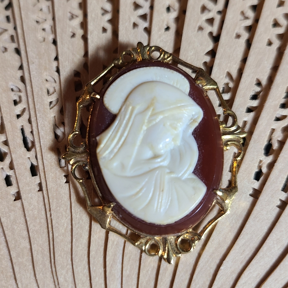 Ladies Vintage Brooch Pin super old little discolor